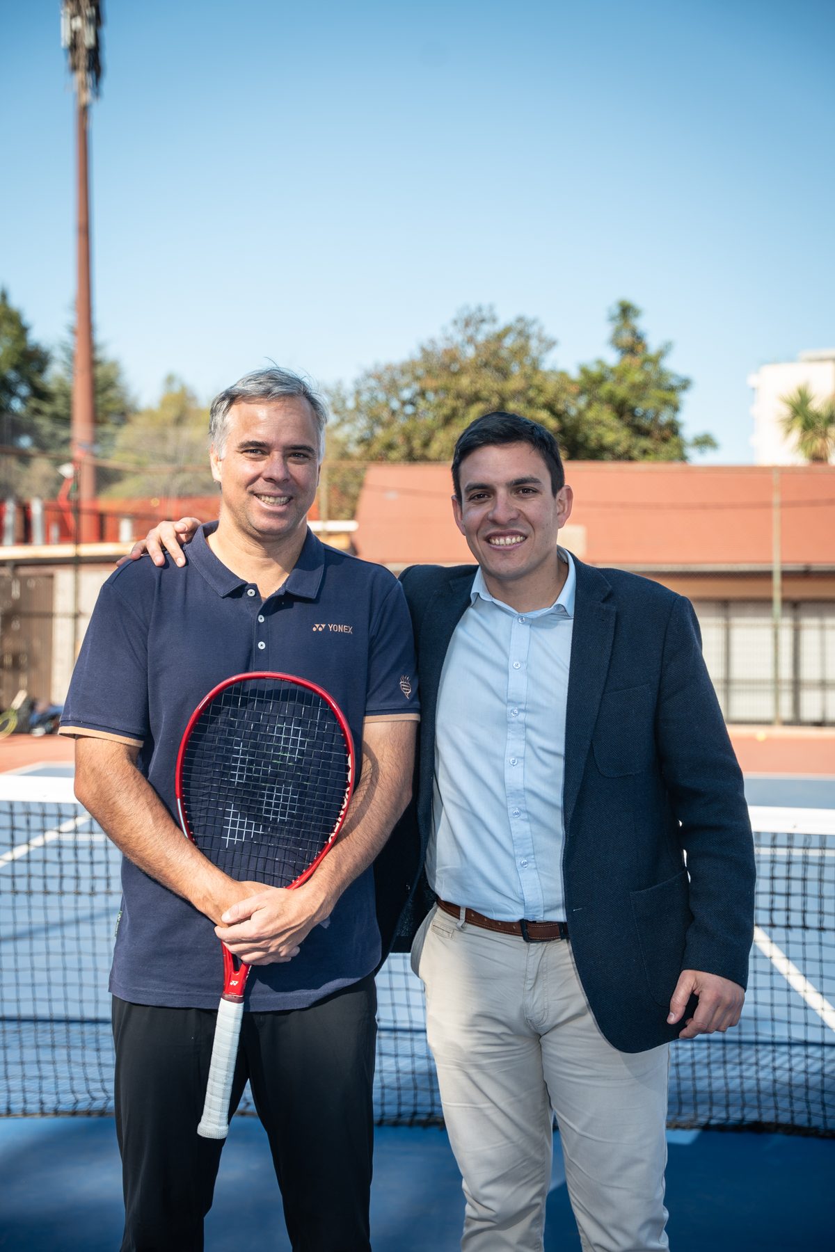 Camilo Olivero junto a Fernando González en la cancha del Capital Open